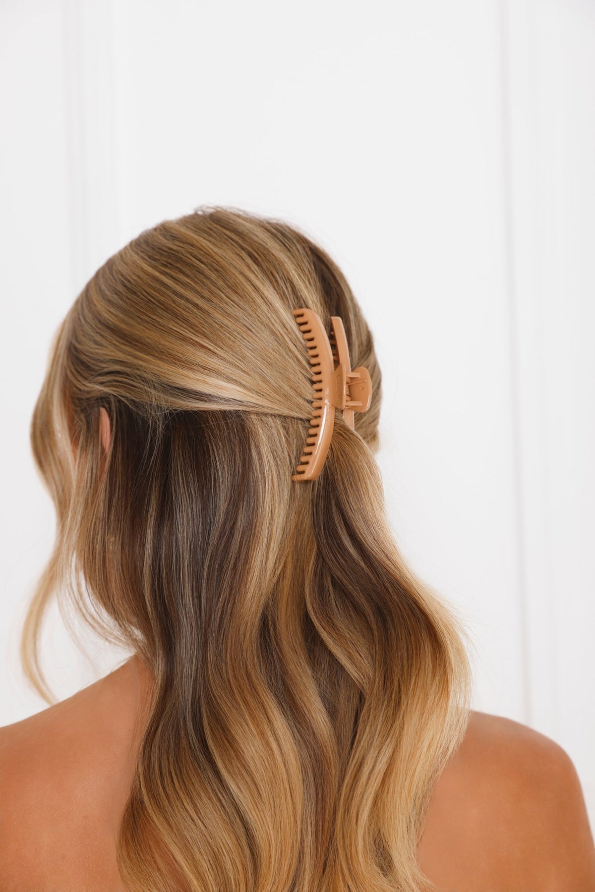 Shiny Midi Hold Everything Claw Light Brown
