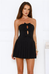 Très Chic Strapless Pleated Mini Dress Black
